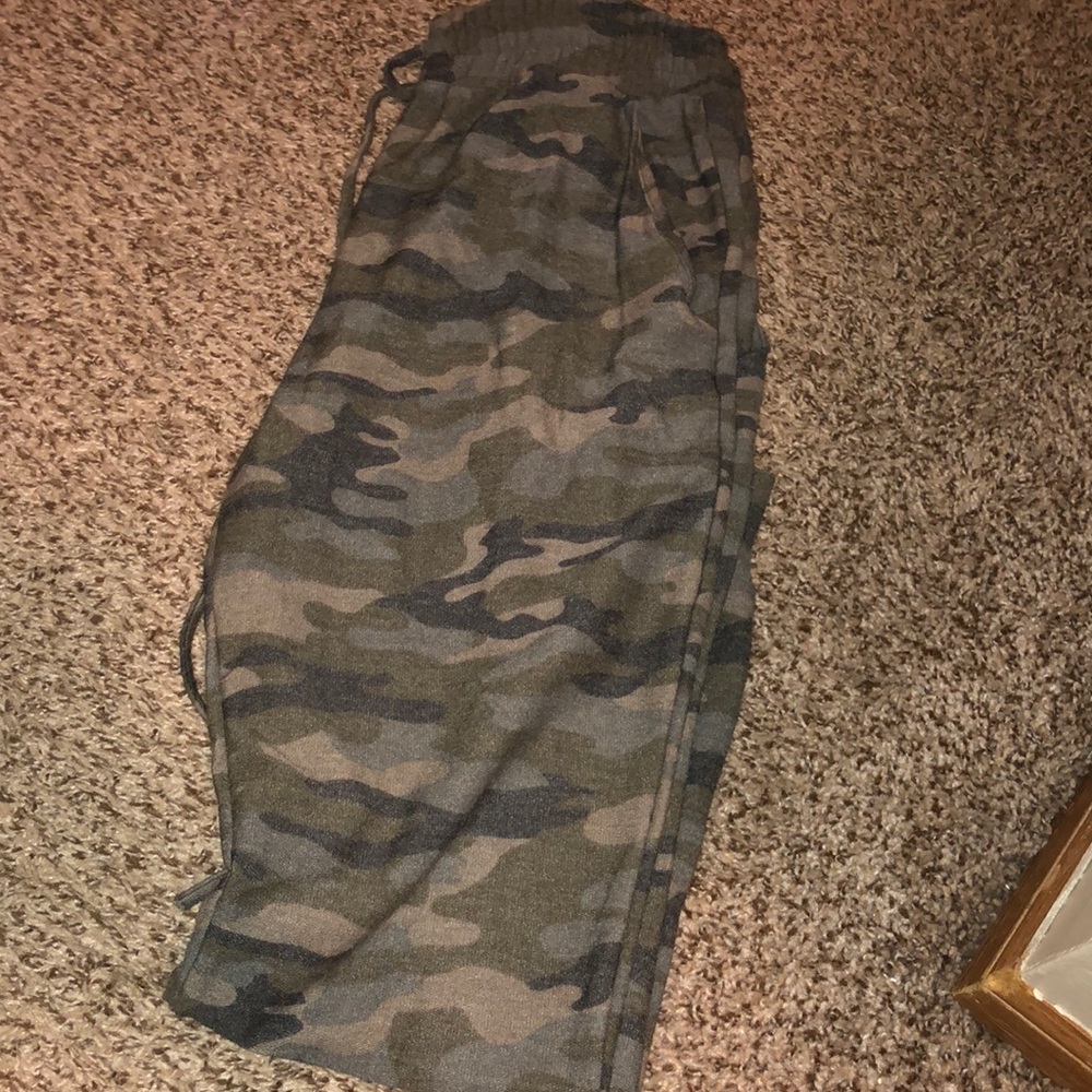 Light weight camo joggers
